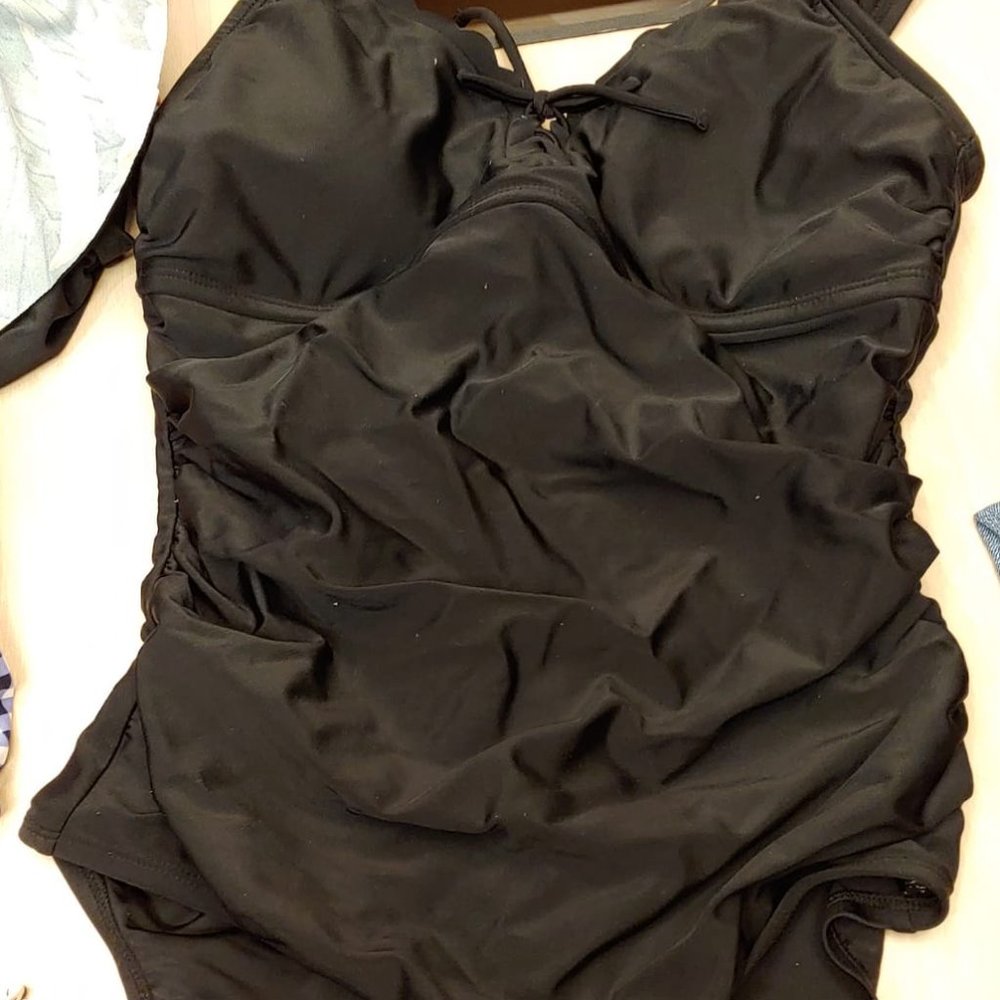 Women's Grommet Scallop Classic One Piece Swimsuit - Picture 5 of 9